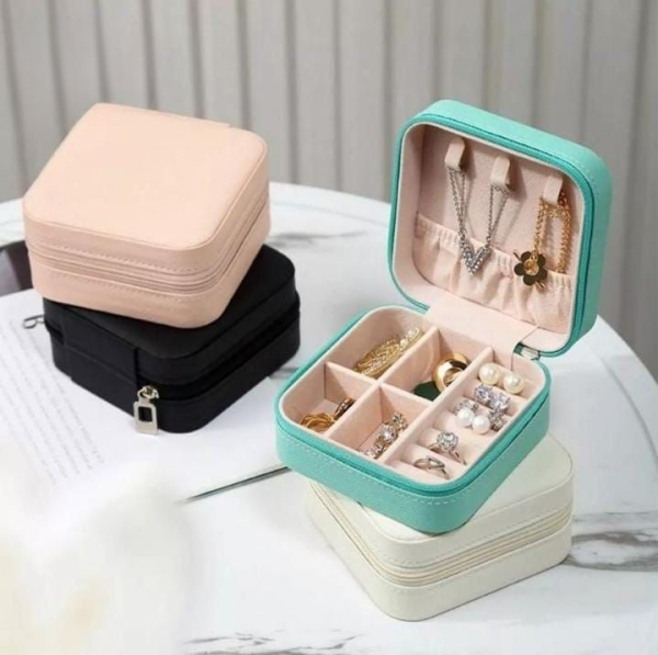 Compact Travel Jewelry Organizer Box – Portable Zipper Case for Rings, Earrings & Necklaces (Random Color)